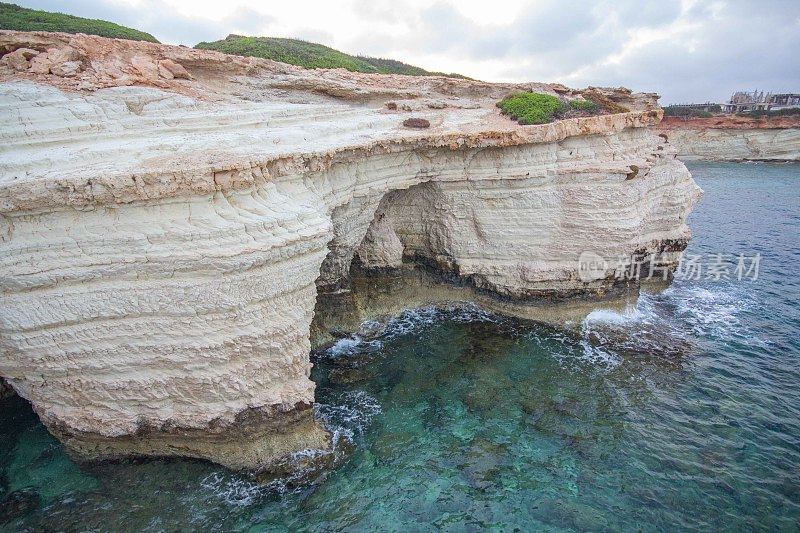 塞浦路斯西海岸Kimera Napoli海滩上的海洞